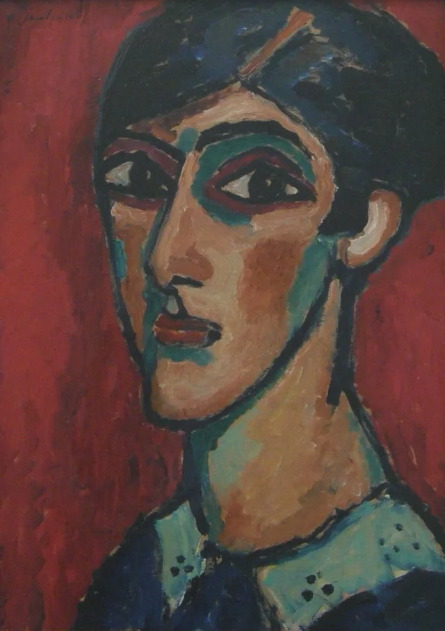 Tête allongée en brun-rouge (Grande tête de femme sur fond rouge)