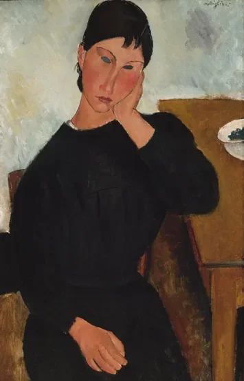 Elvire assise, accoudée à une table
