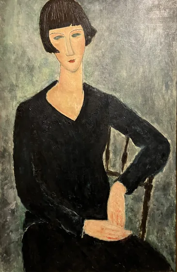 Femme assise à la robe bleue