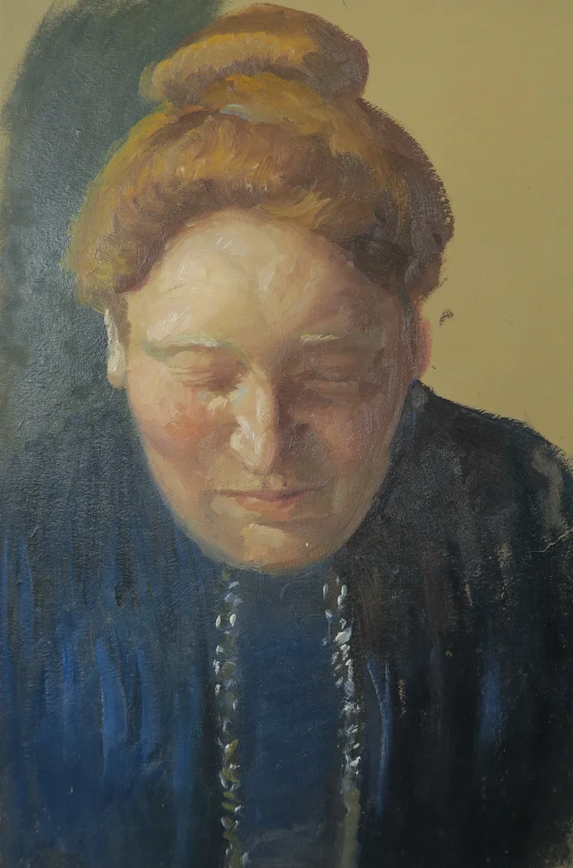 Retrato de uma mulher de cabelos ruivos presos