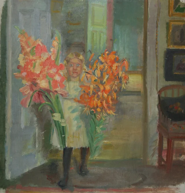Uma menina chega com flores enormes no salão oeste