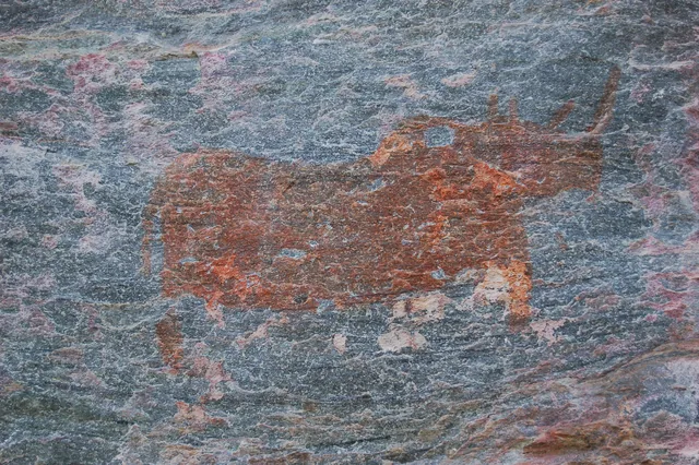 Animal con cuernos pintado de rojo, colinas de Tsodilo, Arte rupestre