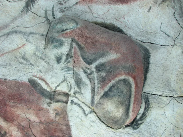 Bisonte agazapado, réplica del techo de la cueva de Altamira