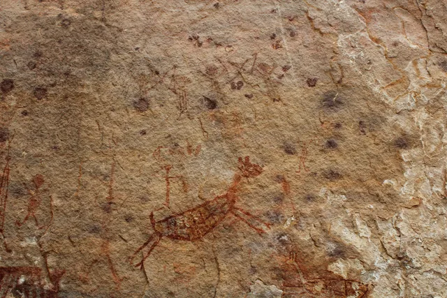 Cérvido de cuerpo rayado y figuras pintadas, Sierra de la Capivara