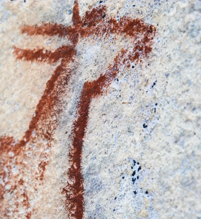 Detalle de una pintura roja en la pared, colinas de Tsodilo