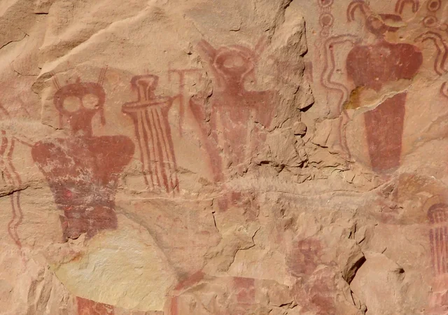Figuras antropomorfas rojas y animales rayados, Sego Canyon