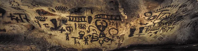 Panel de figuras dibujadas con guano, cueva de Magura