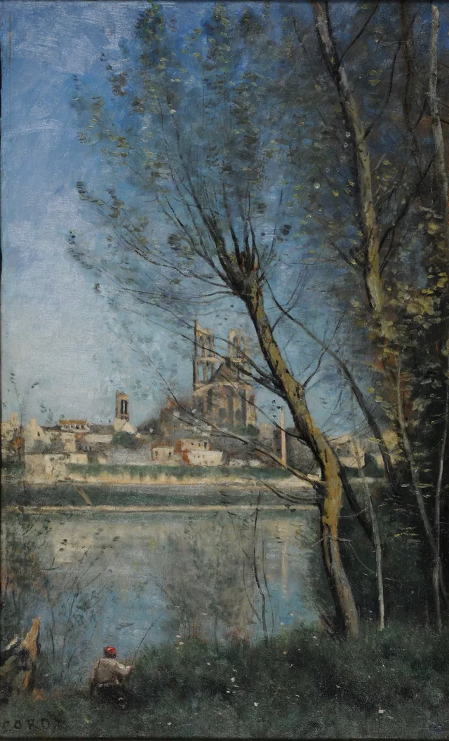 Mantes, la Cathédrale et la Ville vues à travers les arbres, le matin