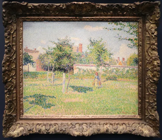 Femme dans un clos, soleil de printemps dans le pré à Éragny