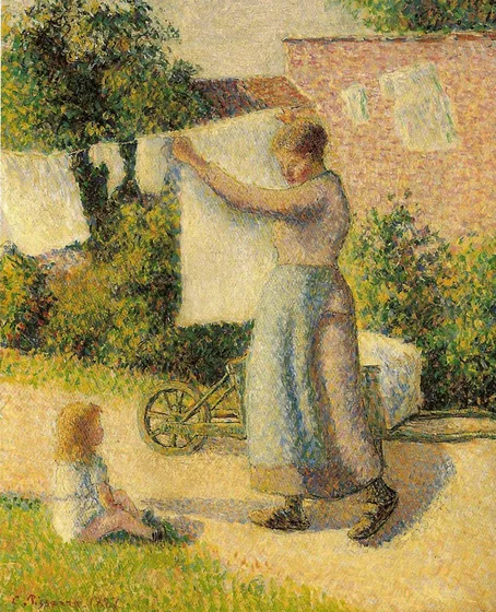 Femme étendant du linge