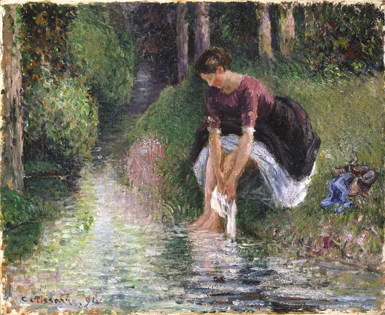 Femme lavant ses pieds dans un ruisseau