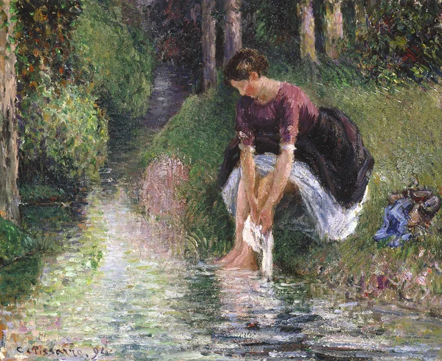 Mujer lavándose los pies en un arroyo