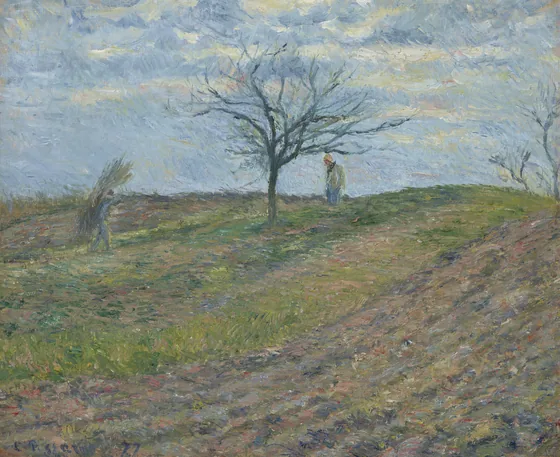 Terre labourée en hiver, avec un homme portant un fagot