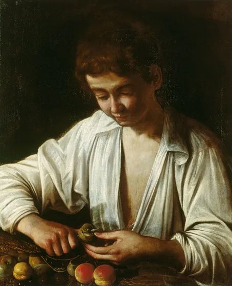 Garçon pelant un fruit