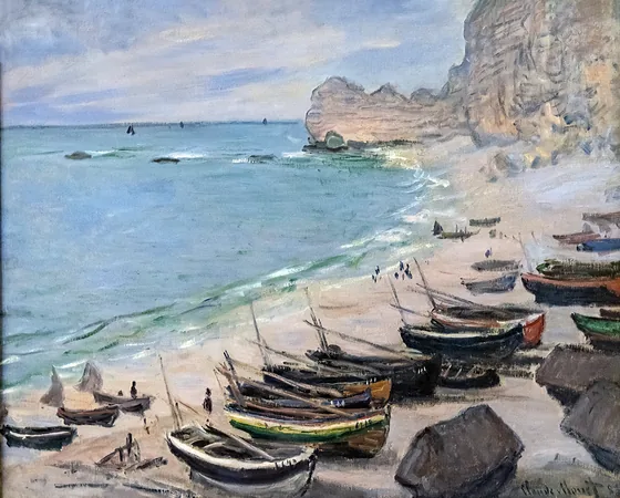 Bateaux sur la plage à Étretat