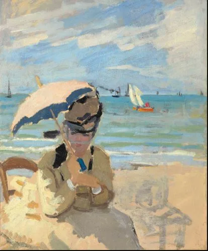 Camille assise sur la plage à Trouville