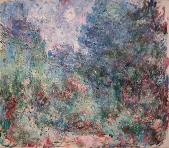 La maison vue du jardin aux roses
