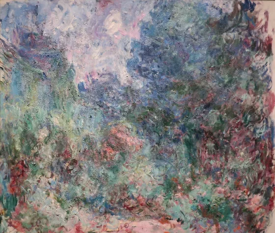 La maison vue du jardin aux roses
