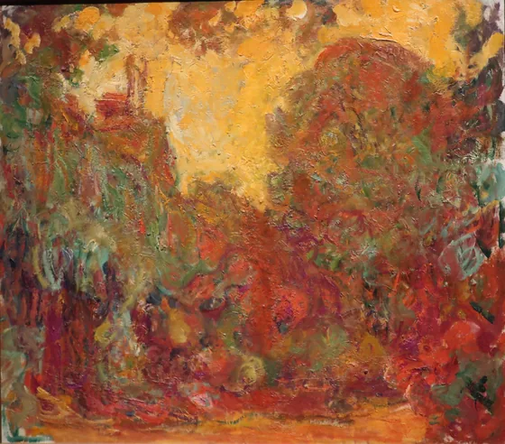 La maison vue du jardin aux roses
