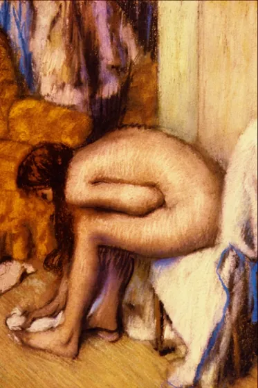 Femme à sa toilette essuyant son pied gauche