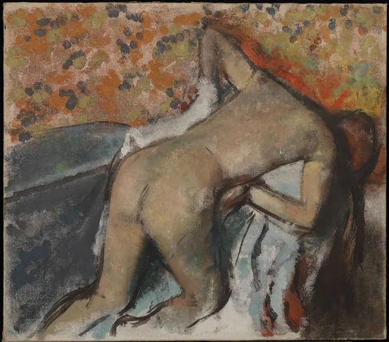 Après le bain, femme s'essuyant