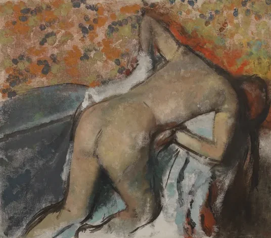 Après le bain, femme s'essuyant