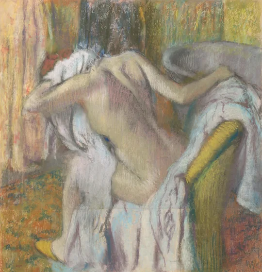 Après le bain, femme s'essuyant