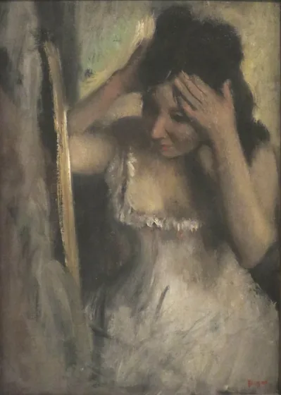 Femme se coiffant devant son miroir