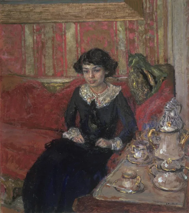 Jeune femme dans un intérieur