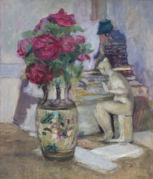 Estatueta de Maillol e rosas vermelhas