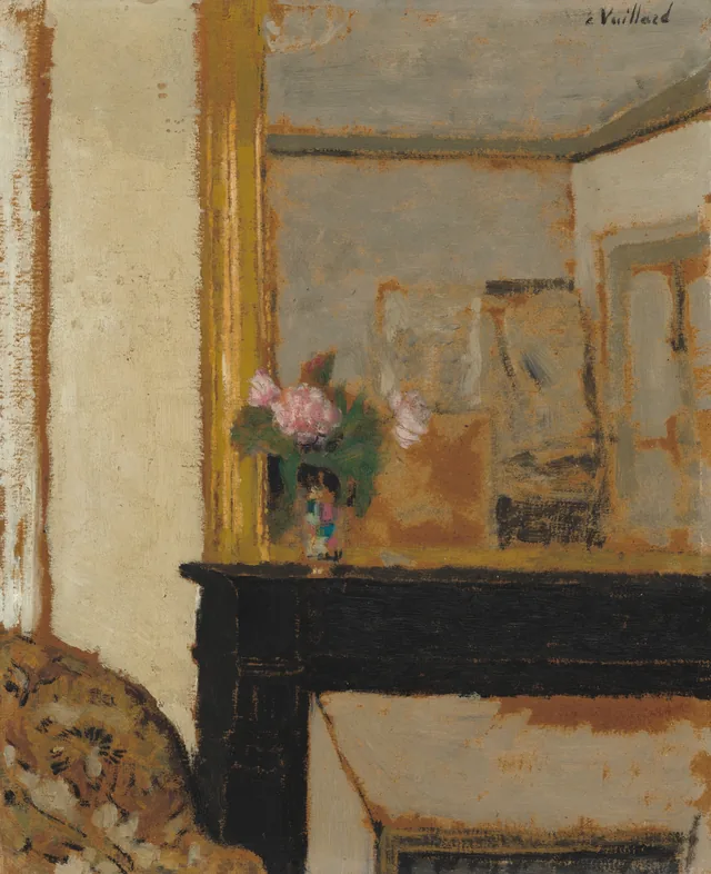 Vase de fleurs sur une cheminée