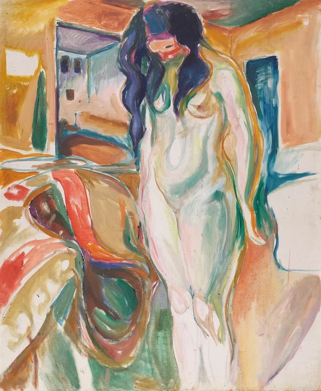 Modelo junto al sillón de mimbre