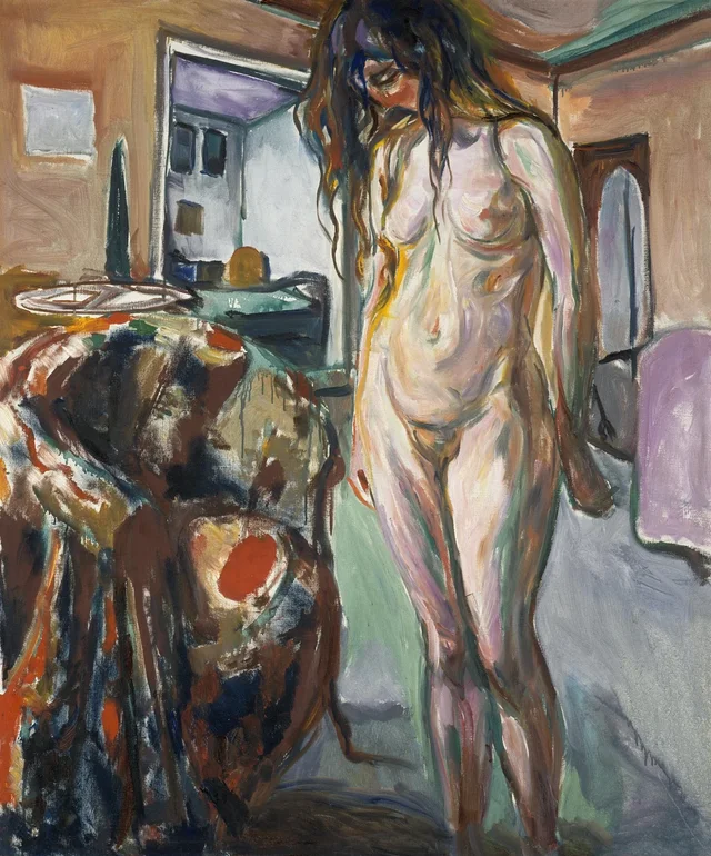 Modelo junto al sillón de mimbre