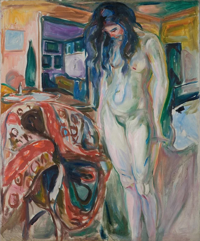 Modelo junto al sillón de mimbre