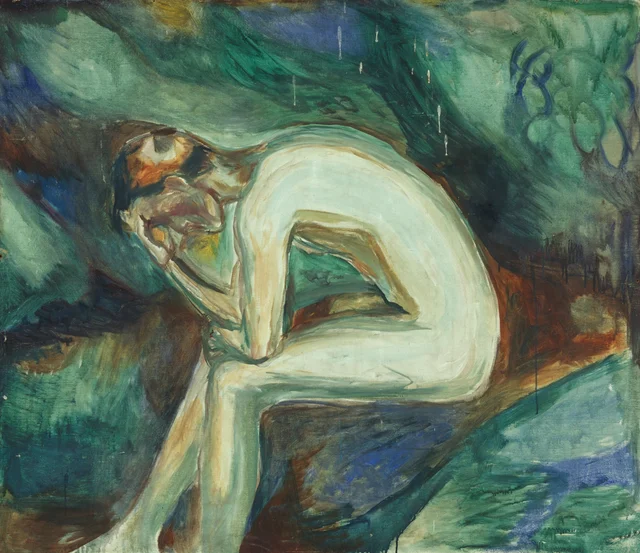 Hombre desnudo sentado en el bosque