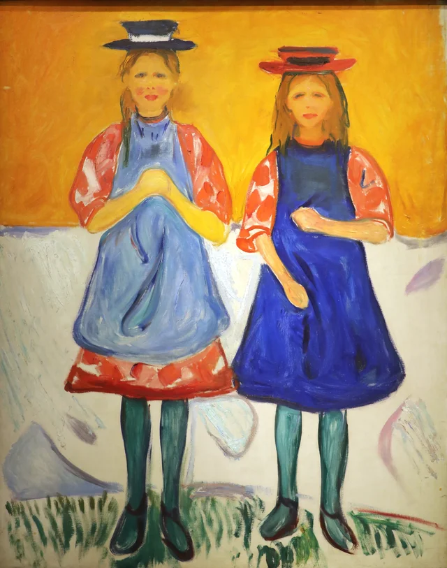 Dos niñas con delantales azules