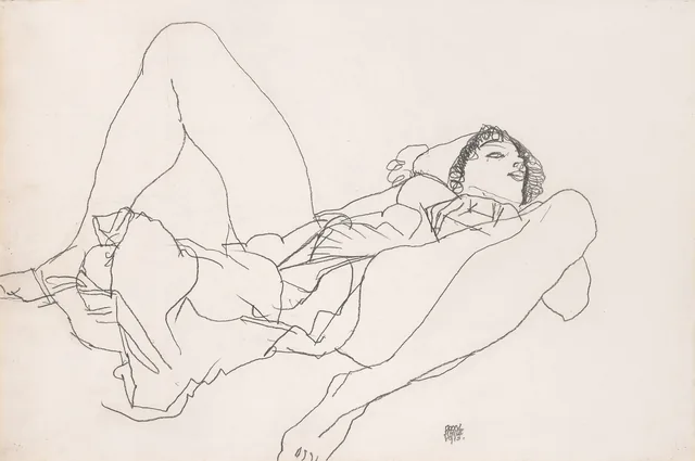 Femme allongée, les jambes écartées