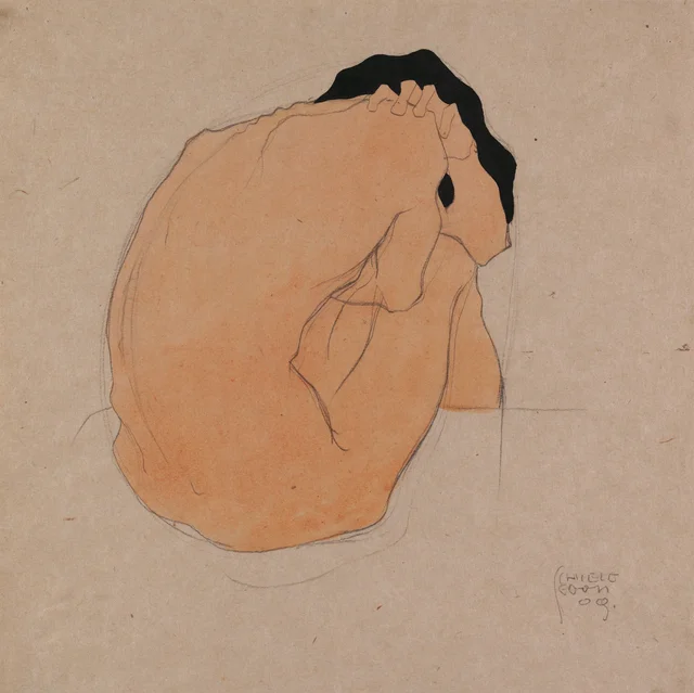 Hombre sentado de cabello negro