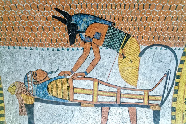Anúbis inclinado sobre a múmia de Sennedjem, Egito antigo