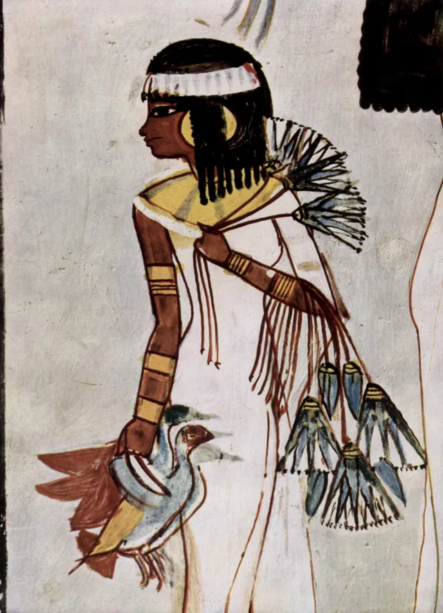 Jeune fille portant des canards et des fleurs de lotus, Égypte ancienne