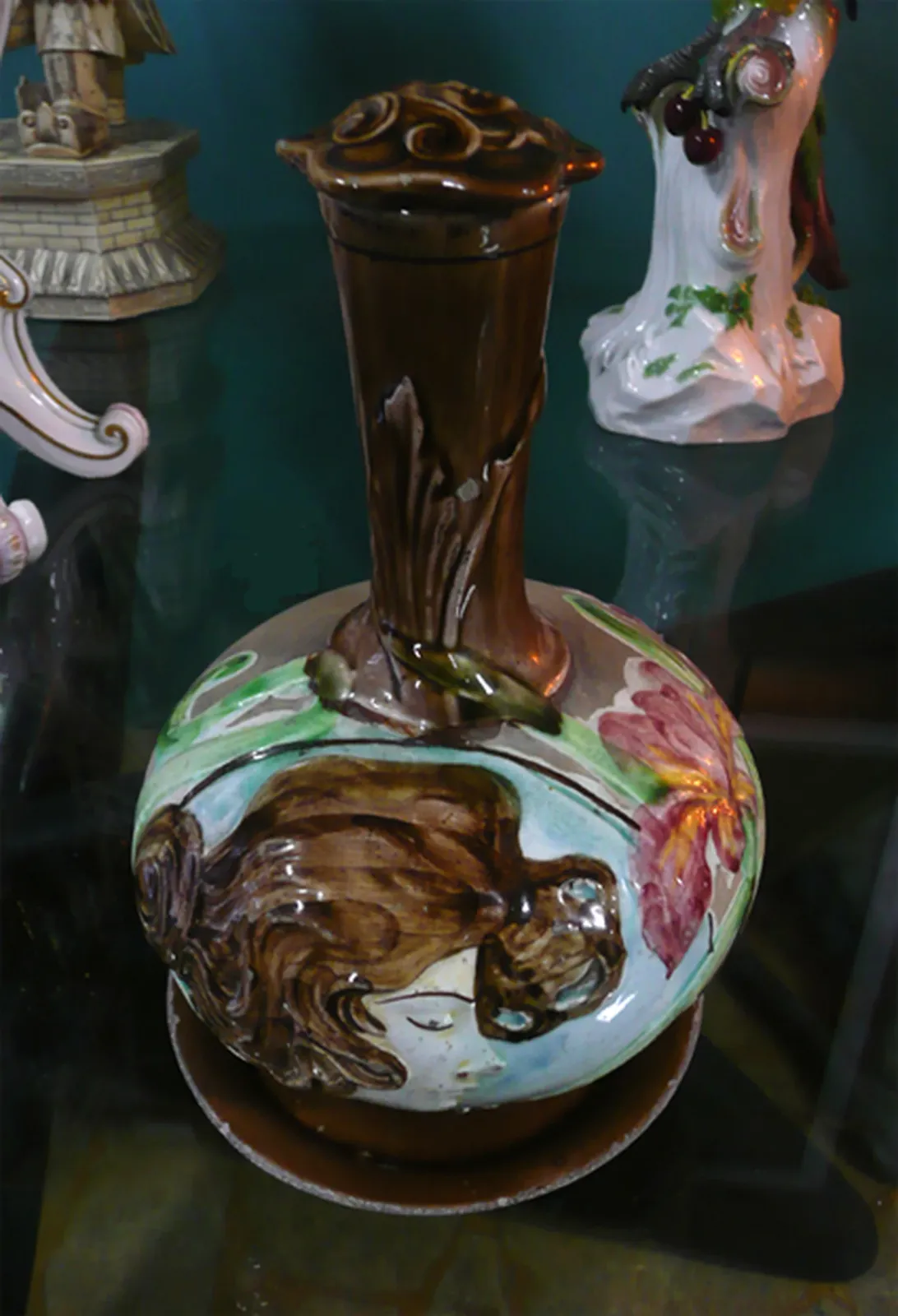 Cruche décorée d'un profil et de fleurs - Exécutée pour l'inauguration du Théâtre municipal de Rio de Janeiro, Eliseu Visconti