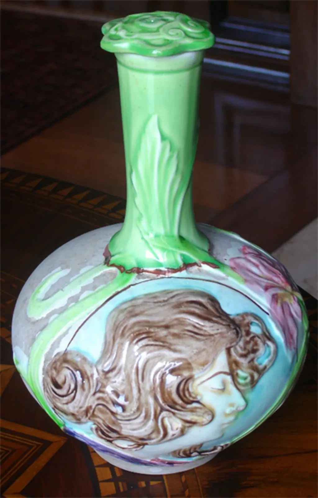 Cruche décorée d'un profil et de fleurs - Exécutée pour l'inauguration du Théâtre municipal de Rio de Janeiro, Eliseu Visconti