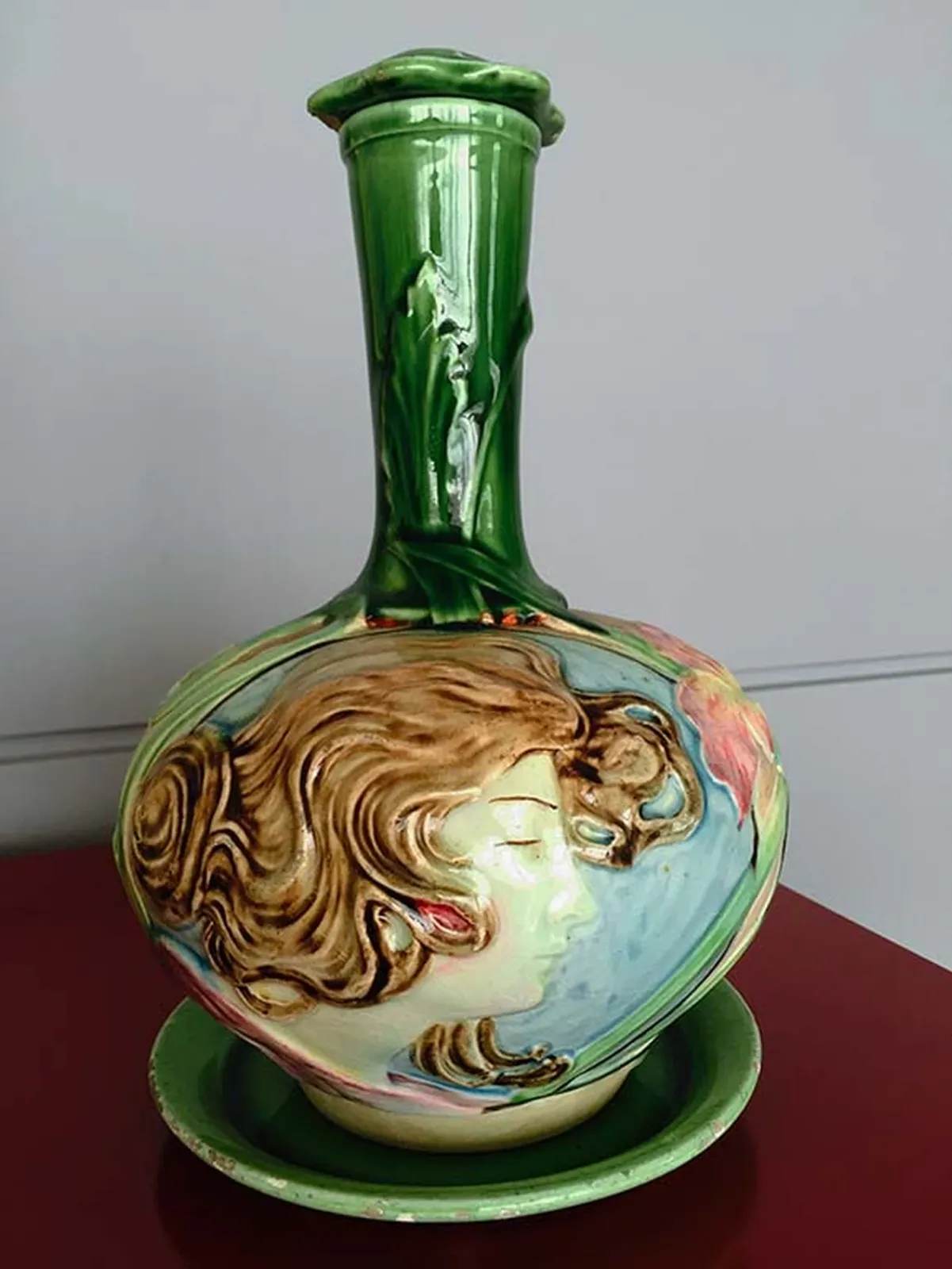 Cruche décorée d'un profil et de fleurs - Exécutée pour l'inauguration du Théâtre municipal de Rio de Janeiro, Eliseu Visconti