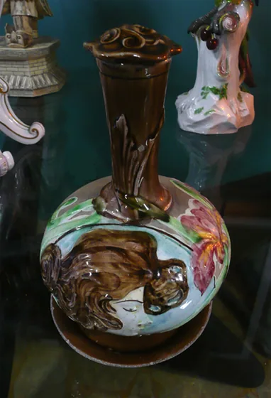 Cruche décorée d'un profil et de fleurs - Exécutée pour l'inauguration du Théâtre municipal de Rio de Janeiro