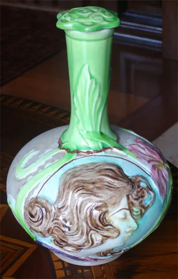 Cruche décorée d'un profil et de fleurs - Exécutée pour l'inauguration du Théâtre municipal de Rio de Janeiro