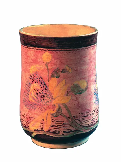 Vase décoré de fleurs jaunes