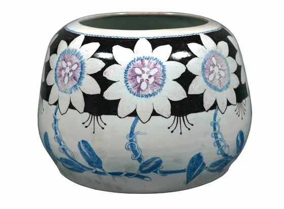 Vase décoré de fleurs de passiflore
