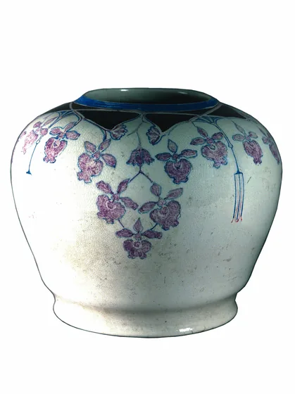 Vase décoré d'orchidées