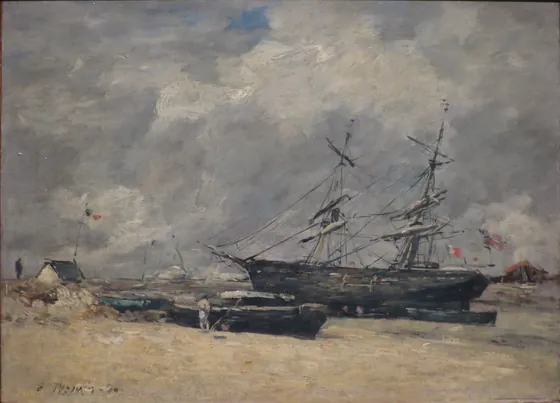 Bateaux de pêche sur la plage. Trouville, marée basse