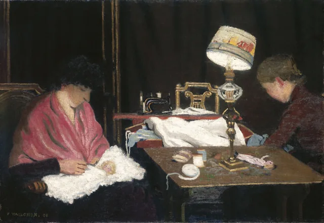 Femme, châle rose, cousant à la lampe